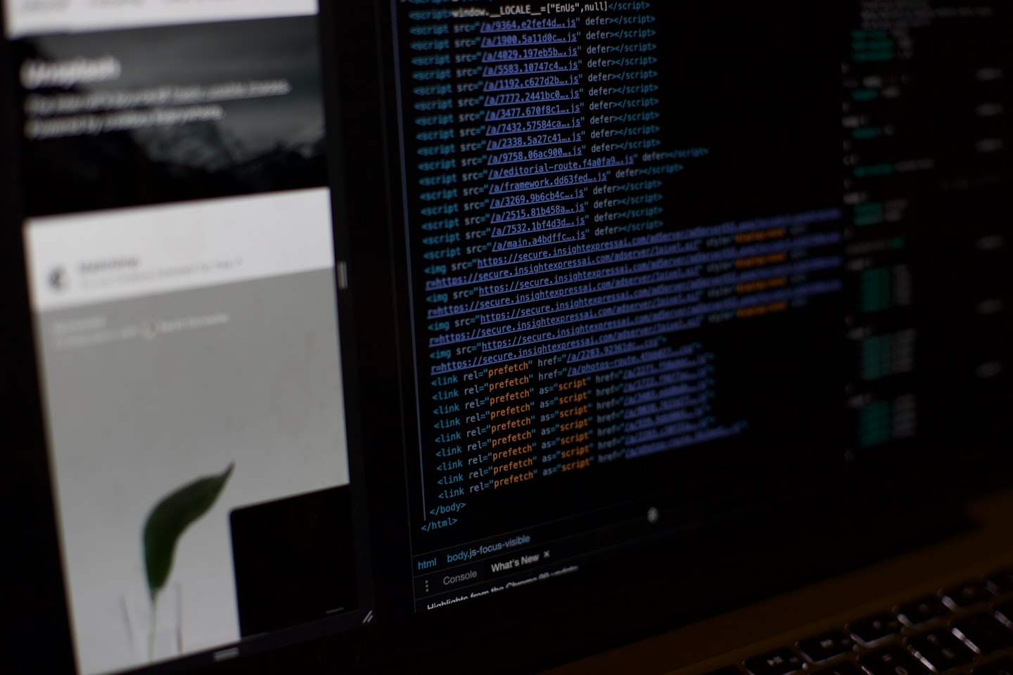 プログラミングコードとウェブサイトデザインが表示されたコンピューター画面。