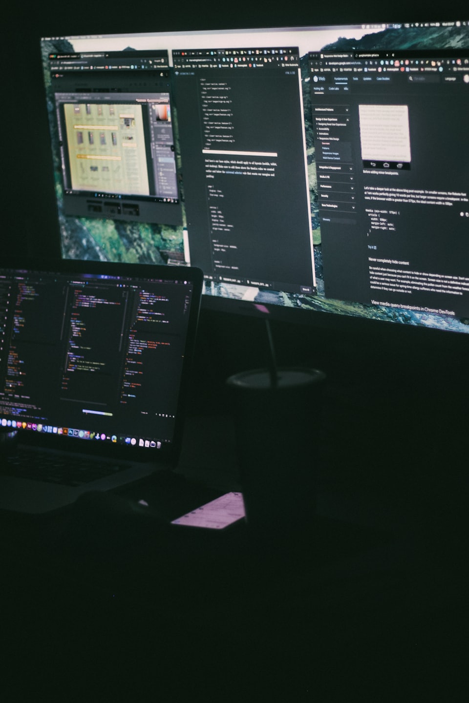 コードの行とデザインドキュメントが表示されたコンピュータワークステーション。